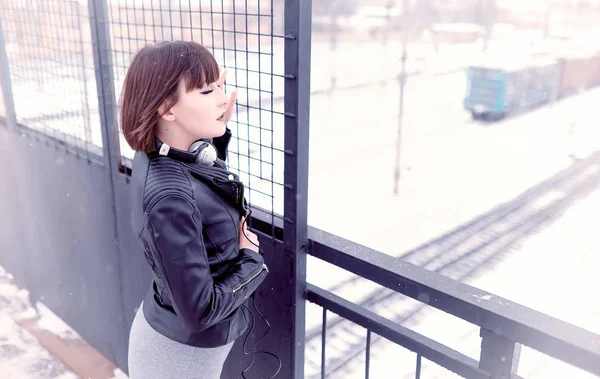 Chica en auriculares escuchando música al aire libre — Foto de Stock
