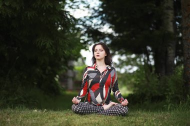 Hamile kadının doğada Yoga egzersiz yapması
