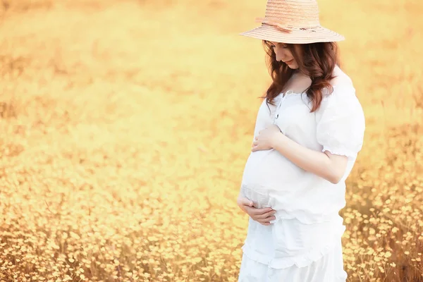 Беременная женщина на природе для прогулки осенью — стоковое фото