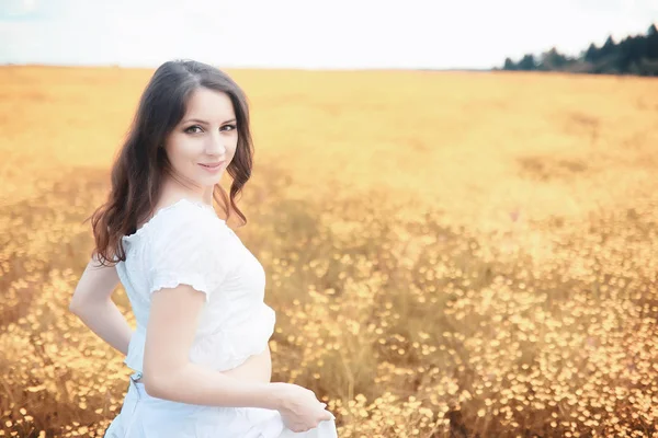 Gravid kvinna i naturen för en promenad på hösten — Stockfoto