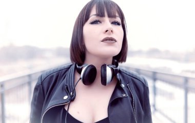 Kız müzik açık havada için dinlerken kulaklık