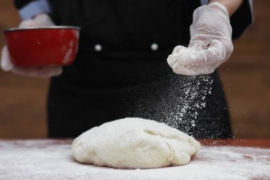 aşçı un masaya pişirme için yapar