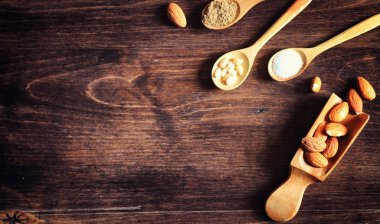 Charlotte elma ve fındık ile. Elma ile pişirme hazırlanması