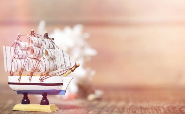 Eski ahşap gemi yelken ve direkleri oyuncak bir stand ile. Vintage ve