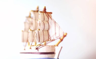 Eski ahşap gemi yelken ve direkleri oyuncak bir stand ile. Vintage ve