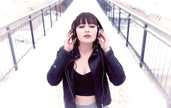 Chica en auriculares escuchando música al aire libre —  Fotos de Stock