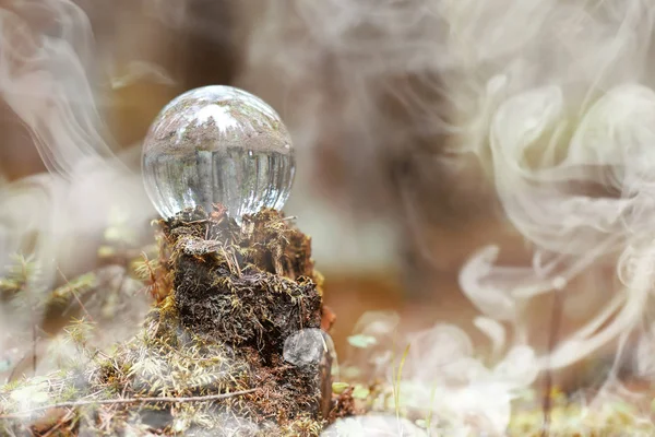烟雾中的水晶球。在树林里的一个神奇的配件 — 图库照片