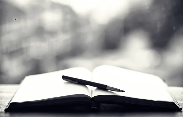 Libro abierto y una mesa en blanco y negro — Foto de Stock