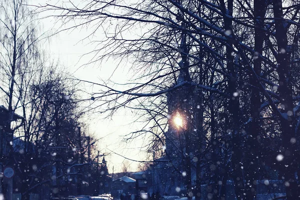 Silueta de la puesta del sol cúpula en invierno —  Fotos de Stock