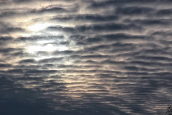 Nuvens texturizadas no céu azul — Fotografia de Stock