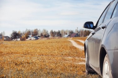 Araba sonbahar alanında duruyor. Arabayı boyunca 