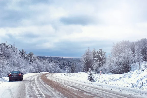 雪に覆われた荒野で冬の森の風景します。 — ストック写真