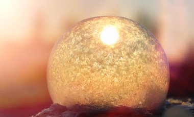 Sabun köpükleri soğukta donar. Kışın sabunlu su orada donar.