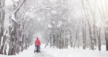 Karla kaplı Kış park ve banklar. Park ve beslenme için pier 