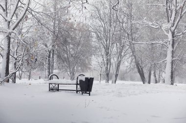 Karla kaplı Kış park ve banklar. Park ve beslenme için pier 