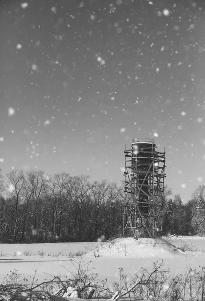 Monochroom steiger rond de watertoren in veld voor — Stockfoto