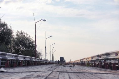 Nehir kıyısında ahşap köprüde. Ayağı olan ahşap yol. Pan