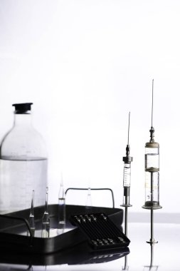 Tıbbi şırınga ve aksesuarları tablosundaki eski metal