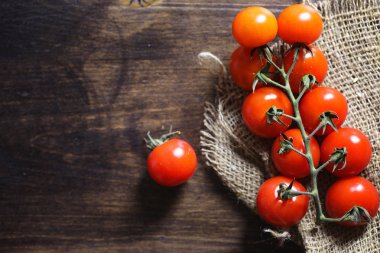 Dal taze kiraz domates ile. Olgun kırmızı domates. Domates bir