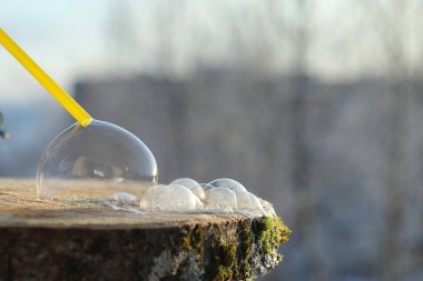 Sabun köpükleri soğukta donar. Kışın sabunlu su orada donar.