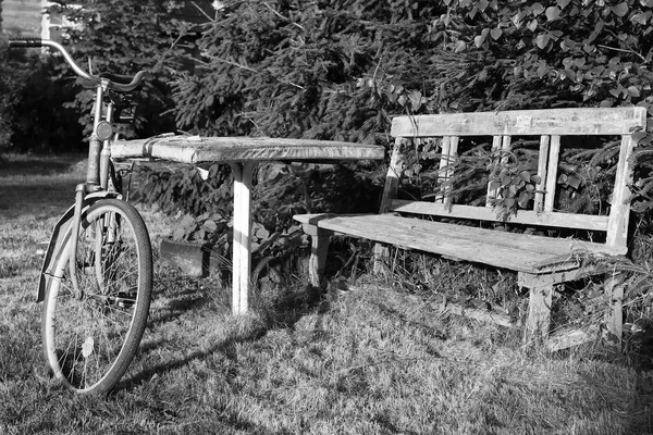 Vélo photo monochrome sur une nature rurale — Photo