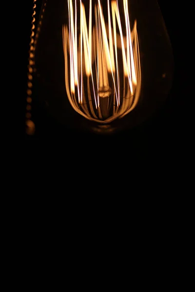 Volfrám izzószálas lámpa. Edisons izzó. Az izzóspirál fila — Stock Fotó