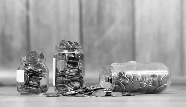 Coins in a jar on the floor. Accumulated coins on the floor. Sav — Stock Photo, Image