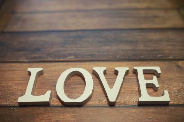 Word'den aşk ahşap harfler arka plan üzerinde
