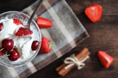 Taze çilek ve vişne ile yoğurt