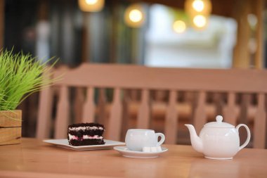 Bir içki ve bir sokak kafede tatlı su ısıtıcısı. Ket çay