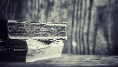 Bir eski retro kitap masada. Geçmişte bir ansiklopedi bir