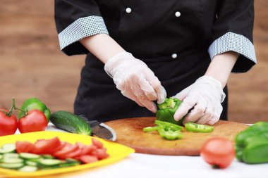 Aşçı taze çiftlik sebze keser