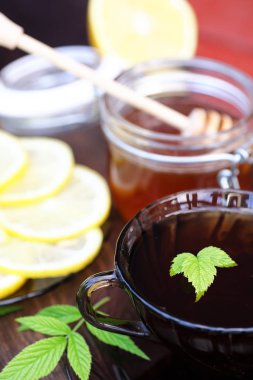 Taze bal ile siyah çay