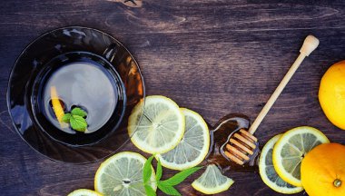 Bal ve limon. Tatlım sopa ve bir woo dilimlenmiş limon dilimleri