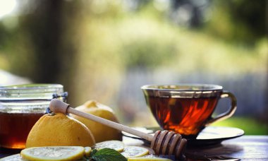 Çay limon ve nane doğada. Bir fincan sıcak nane çayı ile le