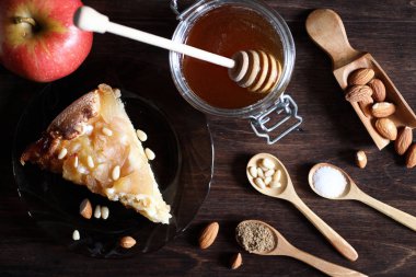 Bal ile kahvaltı için masaya taze fındık