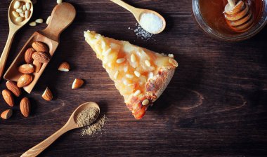 Charlotte elma ve fındık ile. Elma ile pişirme hazırlanması