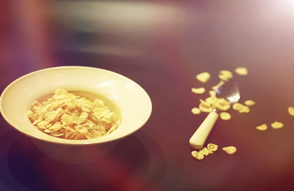 Νιφάδες καλαμποκιού σε ένα πιάτο. Πρωινό από τις νιφάδες με μέλι και mil — Φωτογραφία Αρχείου