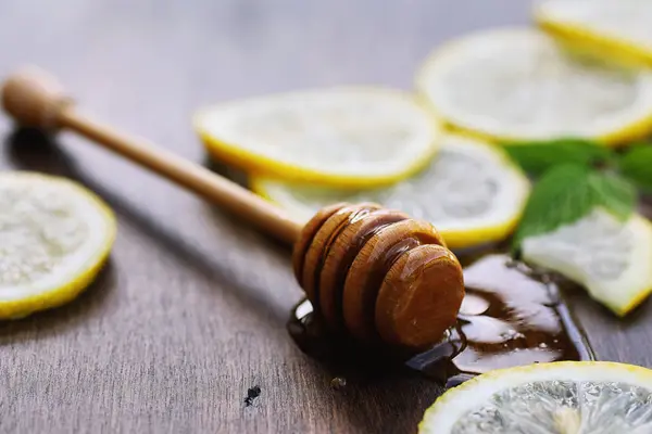 Pada latar belakang tekstur kayu lemon dan madu — Stok Foto