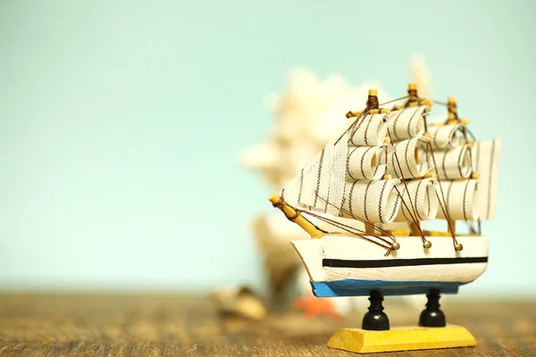 Velho navio de madeira com velas e mastros de brinquedo em um suporte. Vintage e — Fotografia de Stock