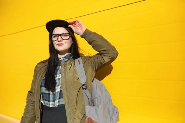 Genç hippi kız bir kaykay sürme. Kızlar kız f