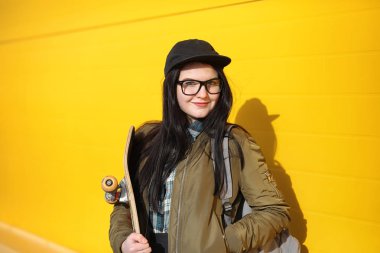 Genç hippi kız bir kaykay sürme. Kızlar kız f