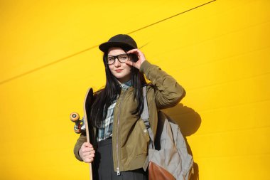 Genç hippi kız bir kaykay sürme. Kızlar kız f