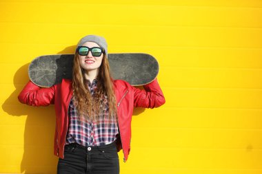 Genç hippi kız bir kaykay sürme. Kızlar kız f