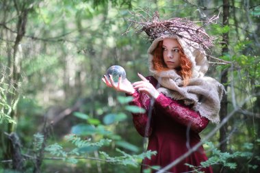 Falcı bir ayin düzenler.