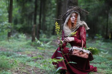 Falcı bir ayin düzenler.