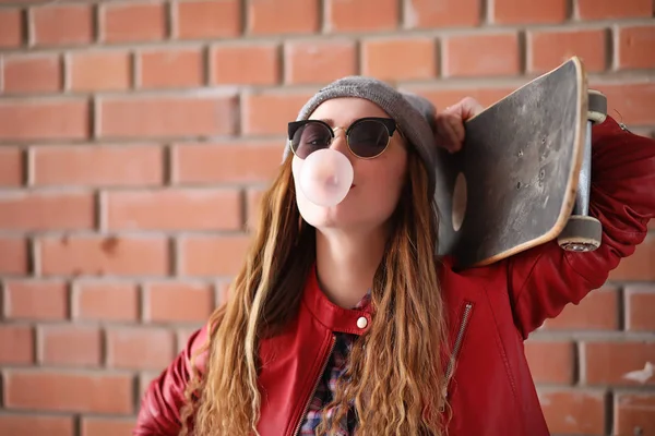 Una joven hipster está montando un monopatín. Chicas novias f — Foto de Stock