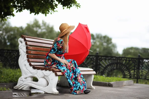 Девушка на улице с зонтиком — стоковое фото