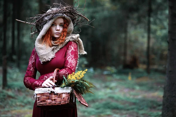 La sorcière rousse tient un rituel avec une boule de cristal — Photo