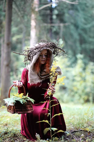 Рыжая ведьма проводит ритуал с хрустальным шаром — стоковое фото